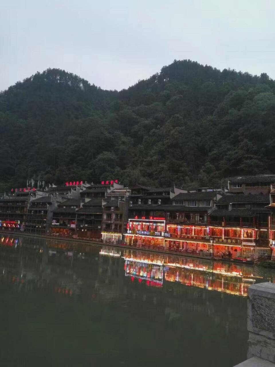 166 Inn Fenghuang Exterior foto